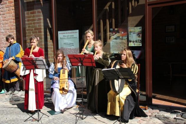Zatańczyli w średniowiecznym stylu