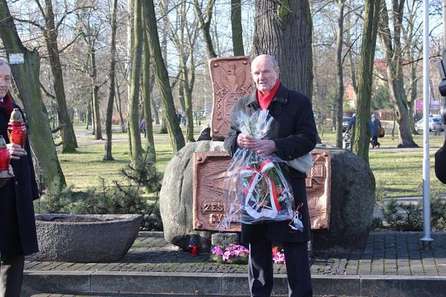 Znicze i kwiaty dla Sybiraków