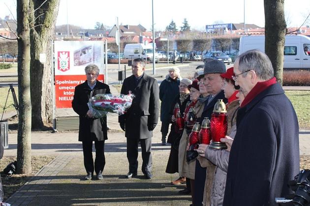 Znicze i kwiaty dla Sybiraków