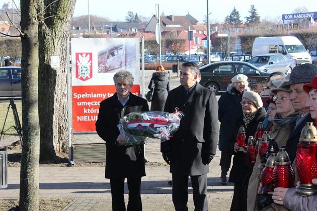 Znicze i kwiaty dla Sybiraków