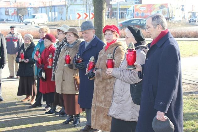 Znicze i kwiaty dla Sybiraków