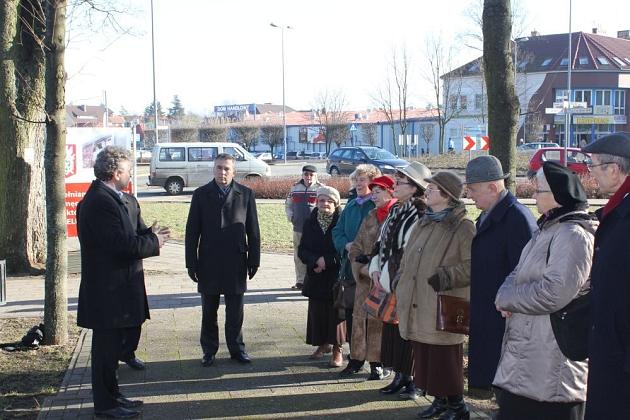 Znicze i kwiaty dla Sybiraków