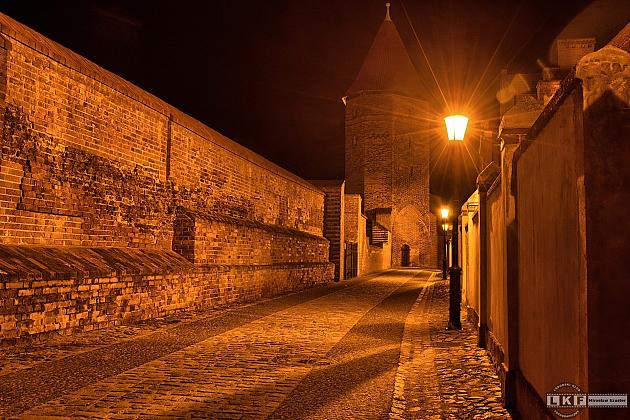 Mury obronne w Lęborku nocą