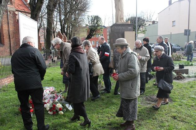 Kwiaty pod tablicą upamiętniającą ofiary katastrofy smoleńskiej