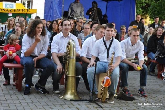 Przegląd muzycznych zespołów i kapel garażowych w Cewicach