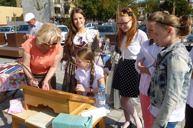 Lęborczanie czytali Sienkiewicza na Placu Pokoju