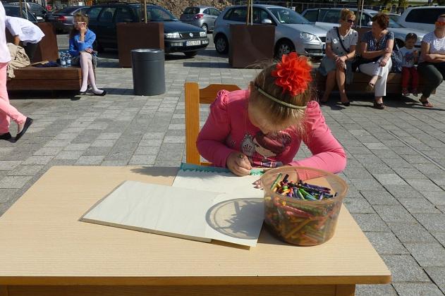 Lęborczanie czytali Sienkiewicza na Placu Pokoju