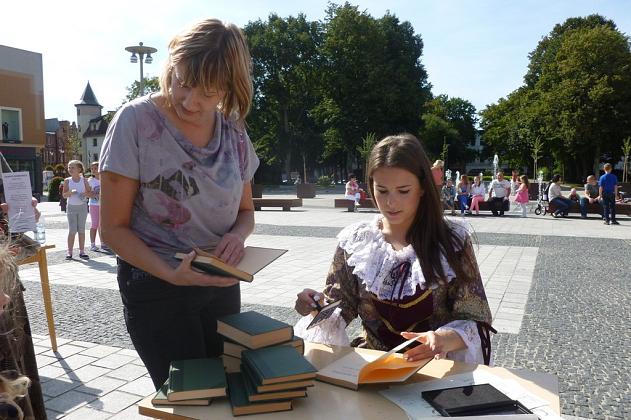 Lęborczanie czytali Sienkiewicza na Placu Pokoju