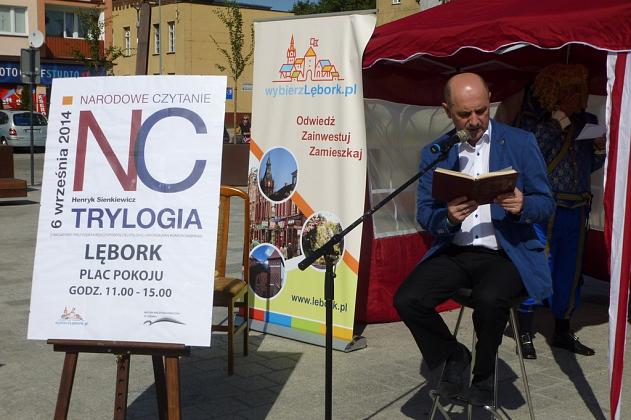 Lęborczanie czytali Sienkiewicza na Placu Pokoju