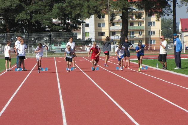 Szkolne zawody lekkoatletyczne na nowej bieżni