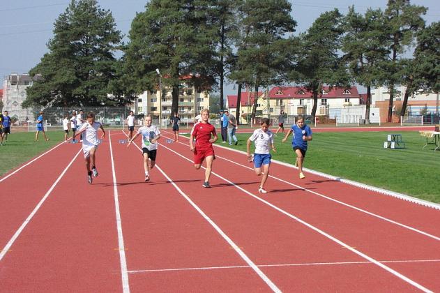 Szkolne zawody lekkoatletyczne na nowej bieżni