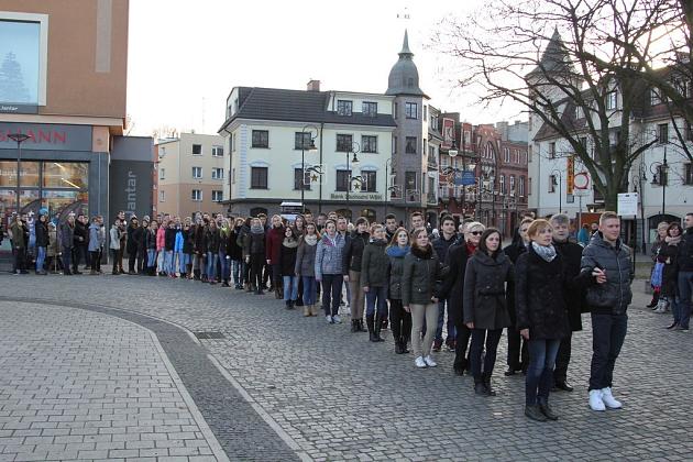 Maturzyści tańczyli poloneza na Placu Pokoju