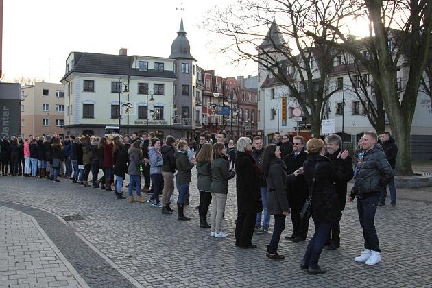 Maturzyści tańczyli poloneza na Placu Pokoju