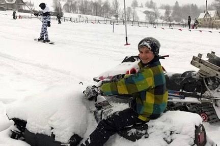 Śnieg,narty i dobra zabawa.