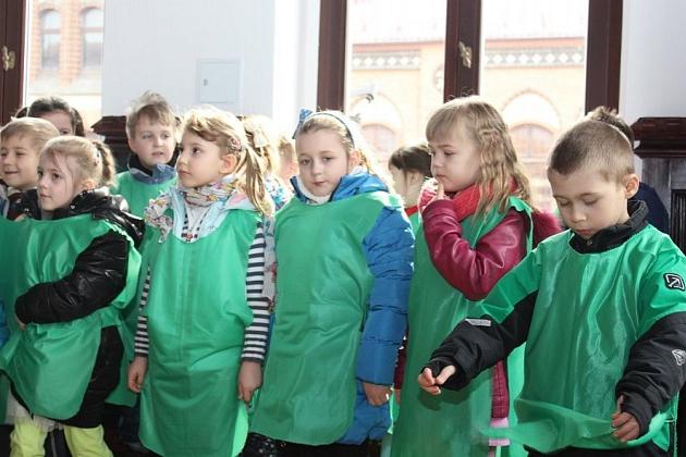 Przedszkolaki do ratusza przyniosły wiosnę