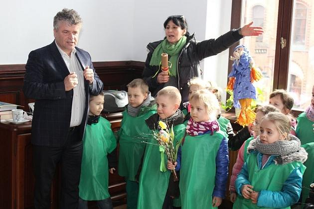 Przedszkolaki do ratusza przyniosły wiosnę