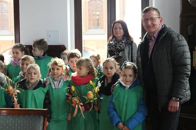 Przedszkolaki do ratusza przyniosły wiosnę