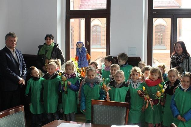 Przedszkolaki do ratusza przyniosły wiosnę