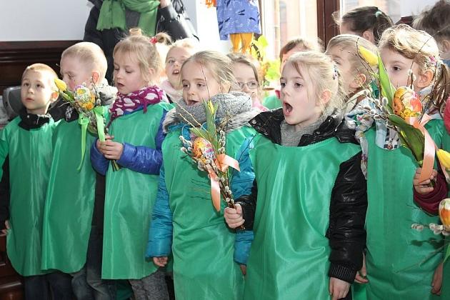 Przedszkolaki do ratusza przyniosły wiosnę