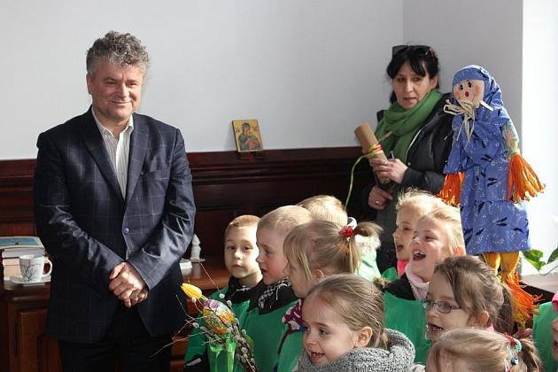 Przedszkolaki do ratusza przyniosły wiosnę