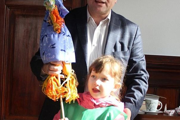 Przedszkolaki do ratusza przyniosły wiosnę