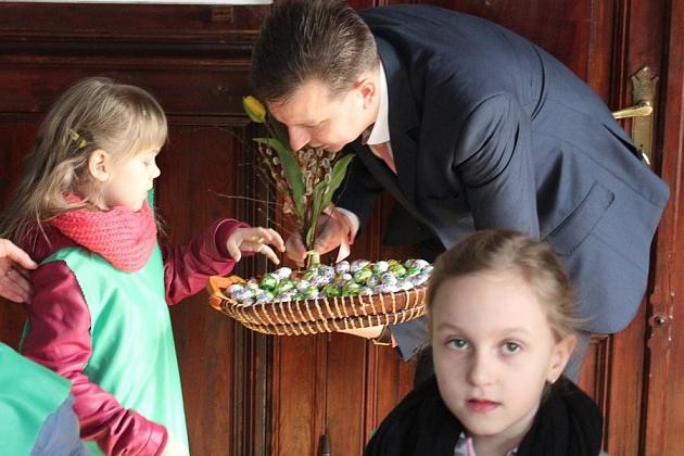 Przedszkolaki do ratusza przyniosły wiosnę