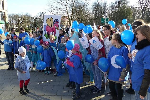 Niebieski Marsz dla Autyzmu przemaszerował przez miasto