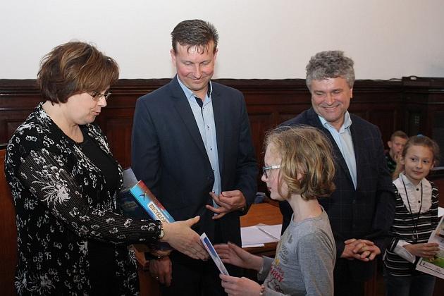 Szybko czytali o książkach i kamieniach szlachetnych