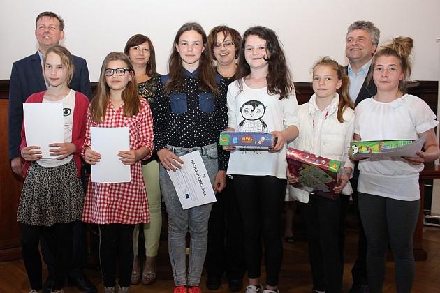 Szybko czytali o książkach i kamieniach szlachetnych