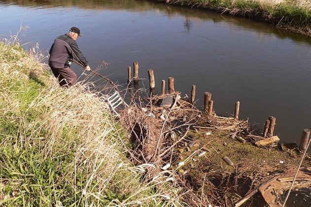 Wysprzątali rzekę Łebę