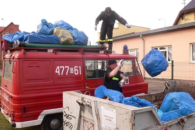 Wysprzątali rzekę Łebę