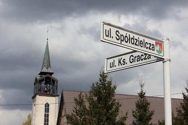 Trwa budowa chodnika i parkingu przy ks. Gracza