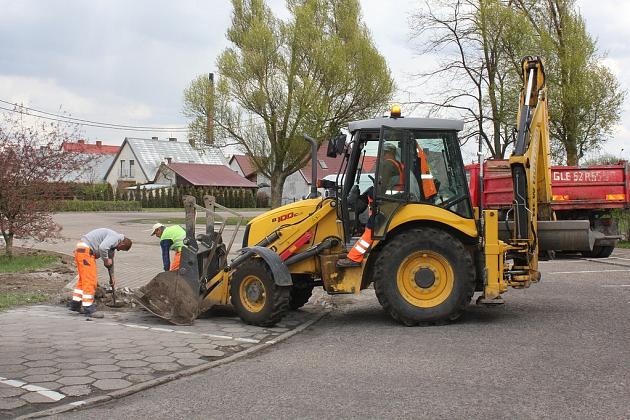 Trwa budowa chodnika i parkingu przy ks. Gracza