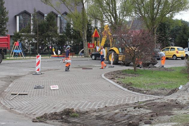 Trwa budowa chodnika i parkingu przy ks. Gracza