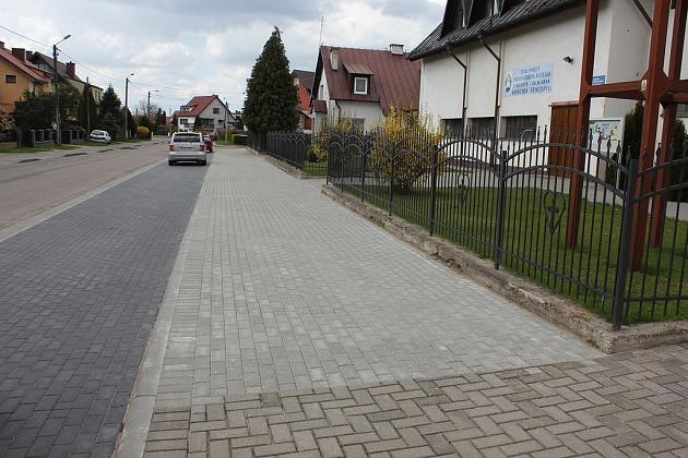 Nowe parkingi i chodnik przy kościele pw. Miłosierdzia Bożego