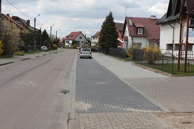 Nowe parkingi i chodnik przy kościele pw. Miłosierdzia Bożego