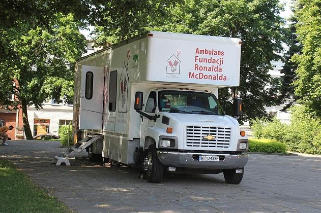 Ambulans Fundacji Ronalda McDonalda na placu Pokoju