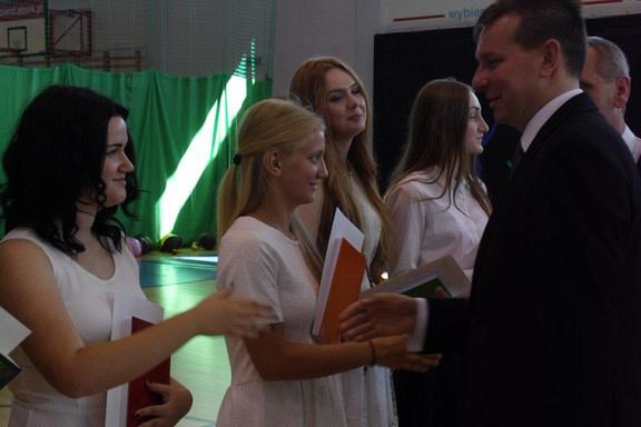 Uczniowie odebrali świadectwa i rozpoczęli wakacje