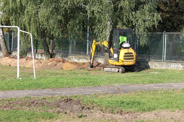 Prace ziemne na boisku przy Gimnazjum nr 2