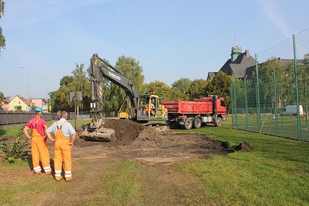 Prace ziemne na boisku przy Gimnazjum nr 2