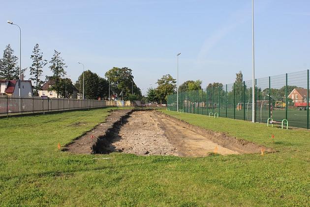 Prace ziemne na boisku przy Gimnazjum nr 2