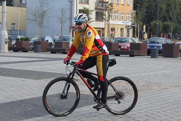 Bez samochodów wyruszyli w okolice Jeziora Lubowidz