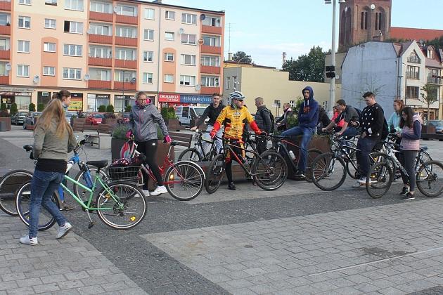 Bez samochodów wyruszyli w okolice Jeziora Lubowidz