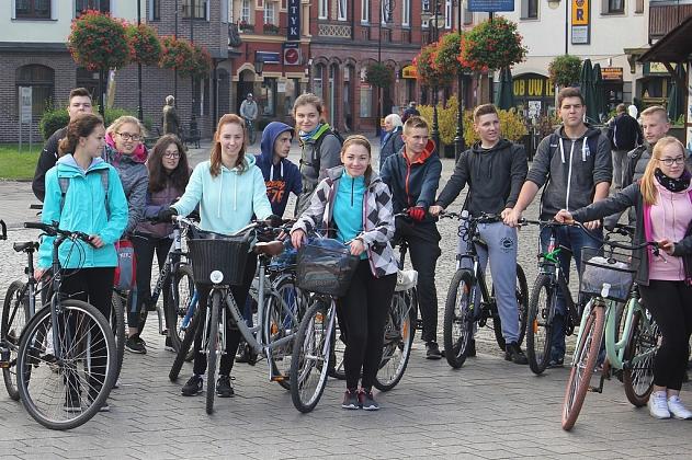 Bez samochodów wyruszyli w okolice Jeziora Lubowidz