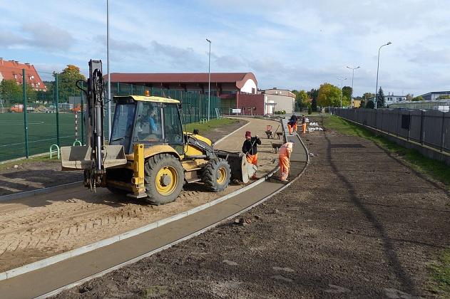 Ciężki sprzęt na boisku. Kompleks sportowy w budowie