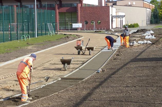 Ciężki sprzęt na boisku. Kompleks sportowy w budowie