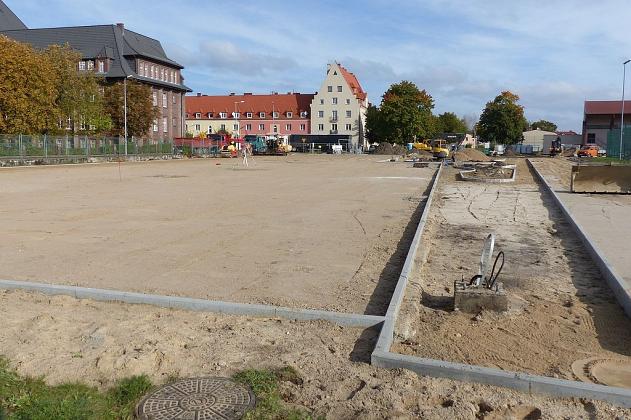 Ciężki sprzęt na boisku. Kompleks sportowy w budowie