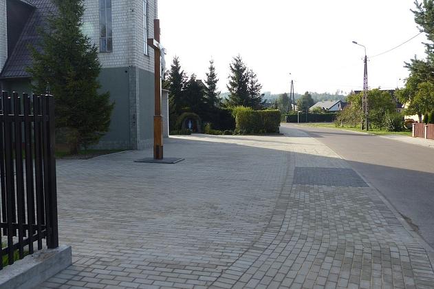 Ks. Gracza z nowym chodnikiem