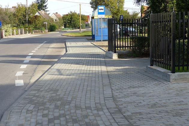 Ks. Gracza z nowym chodnikiem