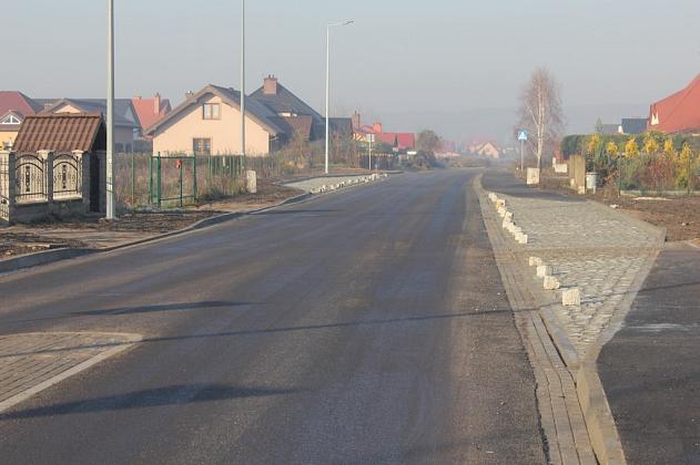 Buczka z afaltem do granic miasta